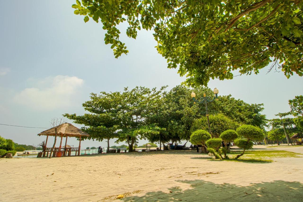 Guerilla Dive Lodge Pulau Pari Jakarta Exterior foto